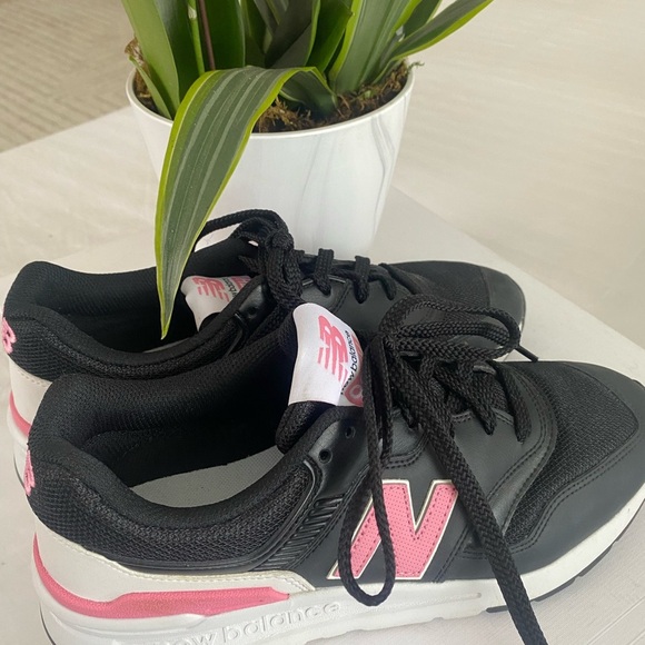 New Balance 997H sneakers in a women’s size 9 US (EU 40.5, UK 7). - Picture 13 of 16